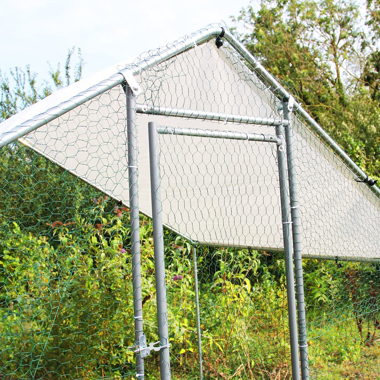 Durable chicken run featuring a 3m x 2m x 2m design with a sturdy metal frame, hexagonal wire mesh, and a protective roof canopy