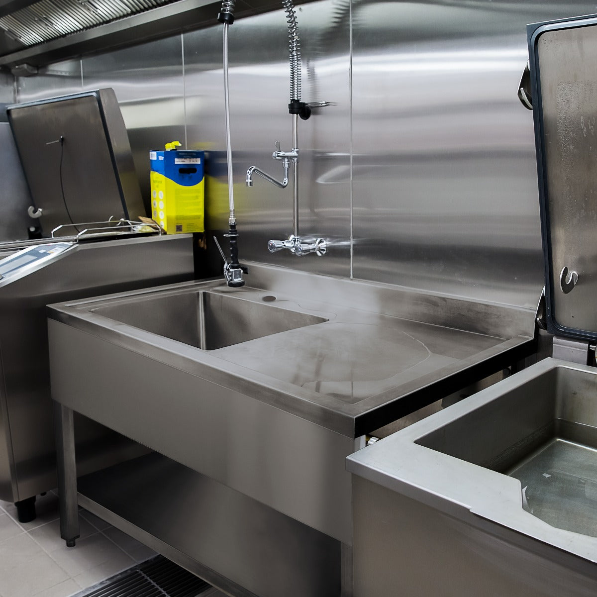 Stainless steel catering sink with a right-hand drainer, featuring a smooth surface, sleek design, and polished finish, ideal for commercial kitchens